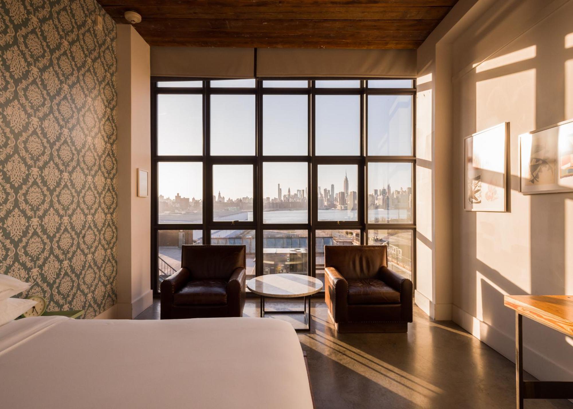 Habitación con cama extragrande y vistas a Manhattan